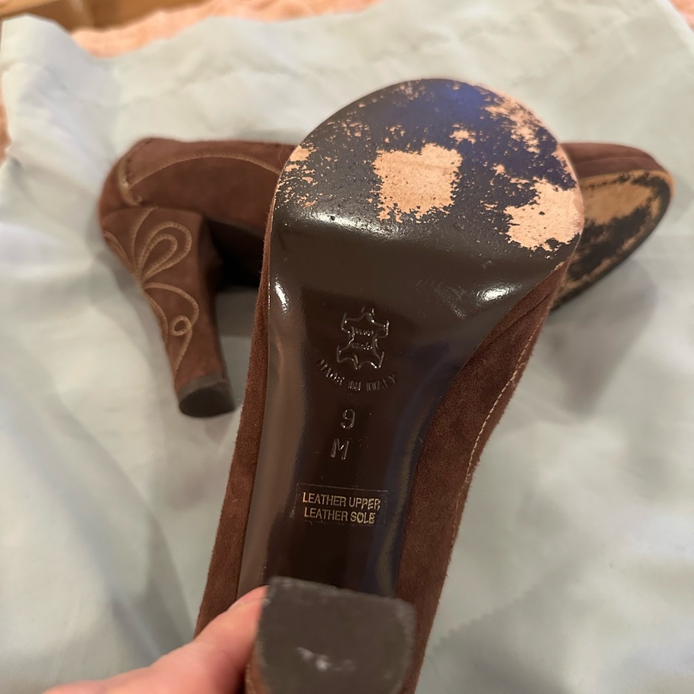 Isabella Fiore Brown Suede Mary Jane Heels with Floral Stitching - Picture 4 of 4